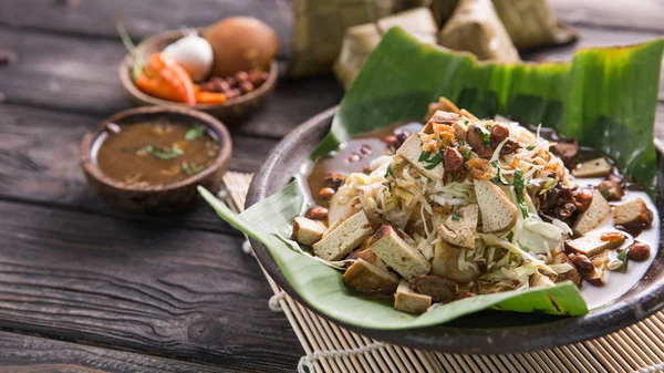 Вкусная традиционная еда. kupat tahu from indonesia — стоковое фото