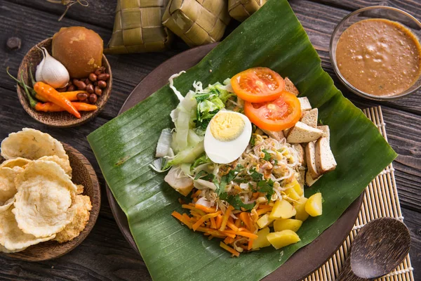 Gado gado, famoso prato tradicional indonésio — Fotografia de Stock