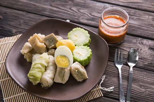 Siomay. hagyományos indonéz étel, mogyoró mártással — Stock Fotó