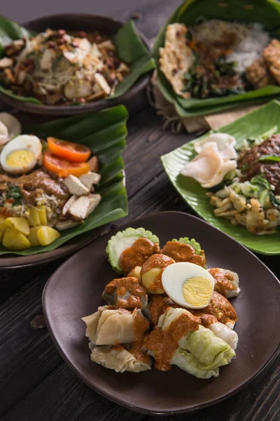 Siomay. comida indonésia tradicional com molho de amendoim — Fotografia de Stock