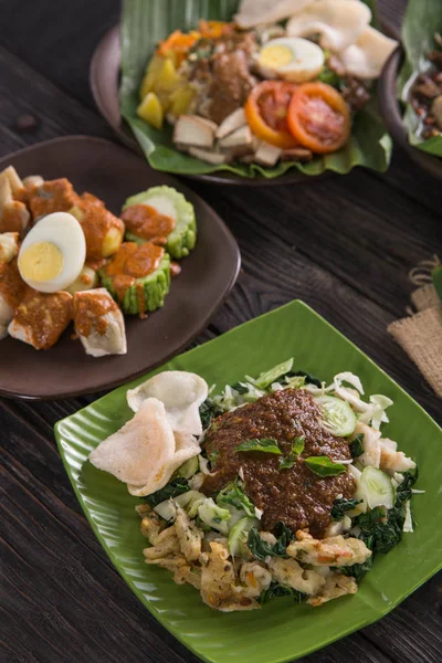 Traditionele Indonesische culinaire gerechten — Stockfoto