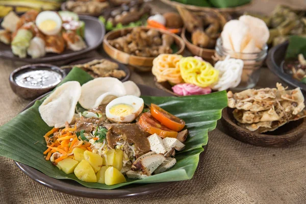 Gado Gado Tradycyjny Indonezyjski Żywności Ryż Placek Jaj Warzyw Sosem — Zdjęcie stockowe
