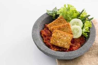 Tempe goreng veya baharatlı sambal ile kızarmış tempe