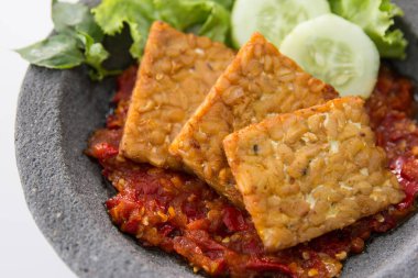 Tempe goreng veya baharatlı sambal ile kızarmış tempe