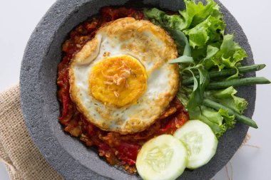 yumurta hot chili sos ile