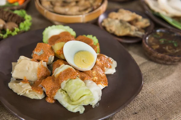 ศาลเตี้ย อาหารอินโดนีเซียแบบดั้งเดิมกับซอสถั่ว — ภาพถ่ายสต็อก
