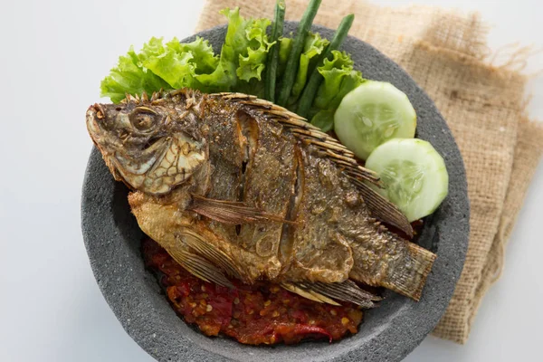 Penyetan comida tradicional indonesia con pescado —  Fotos de Stock