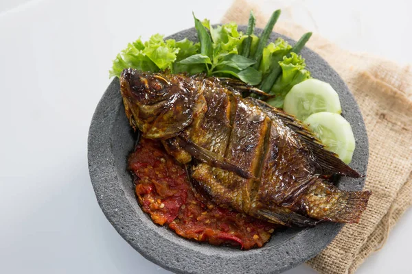 Pescado con salsa de chile picante sambal —  Fotos de Stock