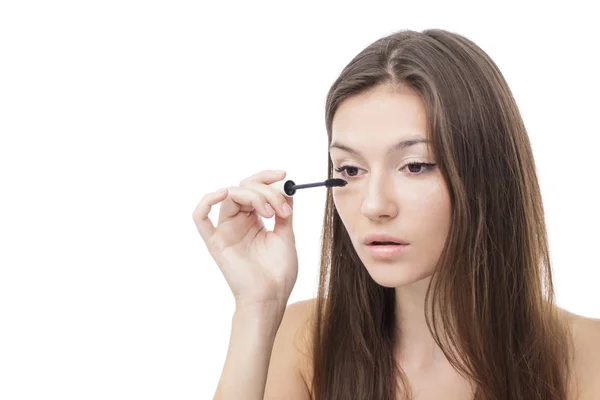 Beautiful girl applying mascara — Stock Photo, Image