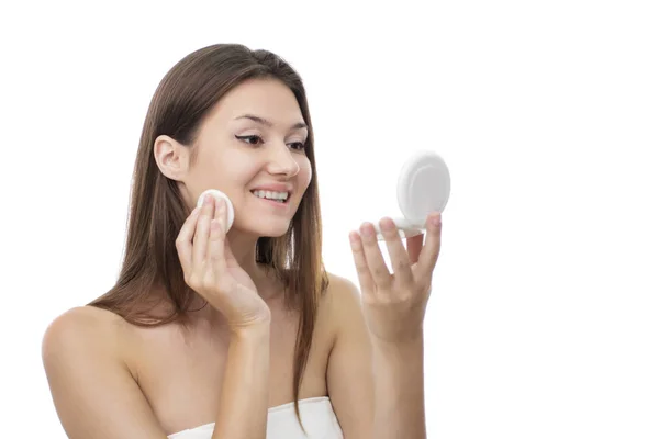 Beautiful girl applying face powder — Stock Photo, Image