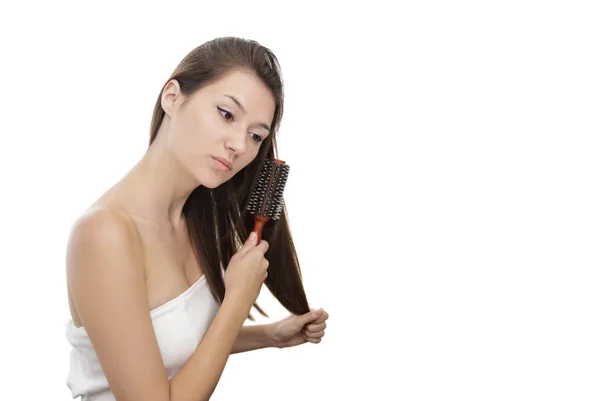 Hermosa chica cepillando su pelo largo —  Fotos de Stock