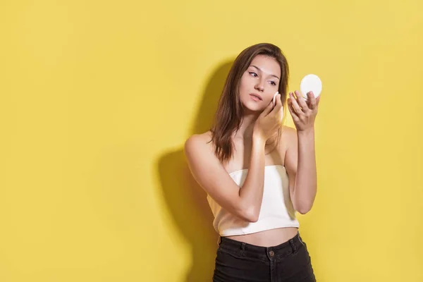 Schöne Mädchen Anwendung Gesichtspuder — Stockfoto