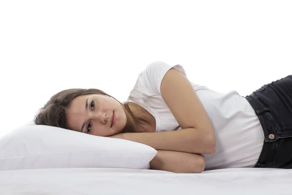 Krásná mladá dívka spí na posteli — Stock fotografie