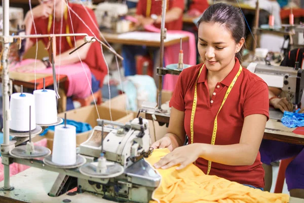 Sömmerska i textil fabriken sömnad med industriell sömnad mach — Stockfoto