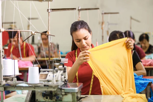 Costurera en costura de fábrica textil usando mac de costura industrial — Foto de Stock