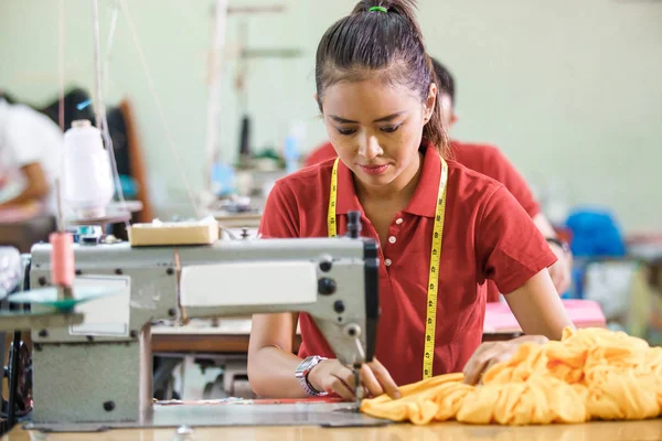 Sömmerska i textil fabriken sömnad med industriell sömnad mach — Stockfoto