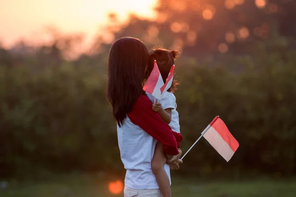 엄마와 아이 함께 인도네시아 플래그 — 스톡 사진