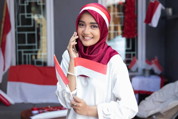 Menggunakan telepon selama hari kemerdekaan indonesia — Stok Foto