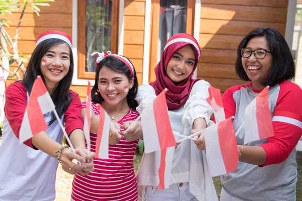 インドネシア女性、独立記念日を祝うフラグ — ストック写真