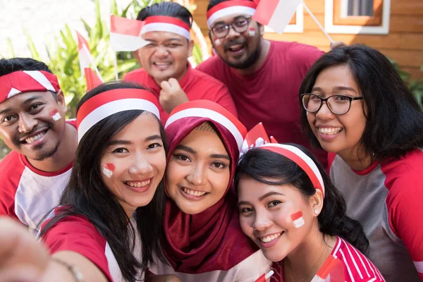 Orang asia melakukan selfie pada hari kemerdekaan — Stok Foto