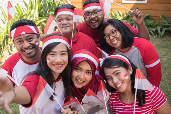 Asian people taking selfie on independence day — Stock Photo, Image