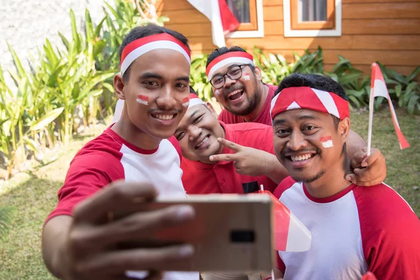Asian people taking selfie on independence day — Stock Photo, Image