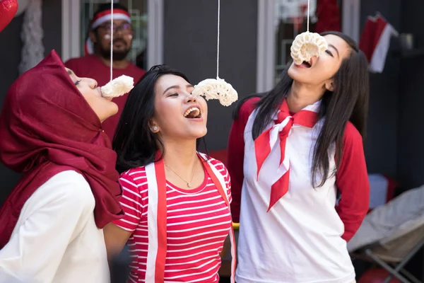 Indonésia crackers comer competição — Fotografia de Stock