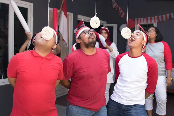 Indonesia crackers comer competencia —  Fotos de Stock