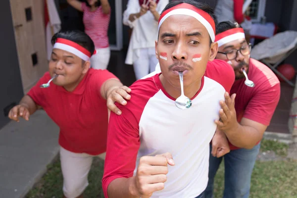 Indonesian spoon marbles race — Stok Foto