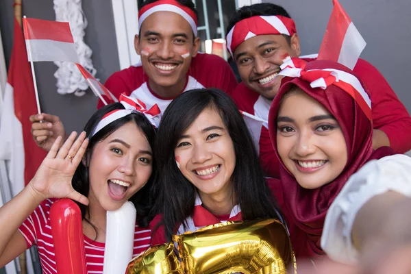 Azjatycka osób biorąc selfie na dzień niepodległości — Zdjęcie stockowe