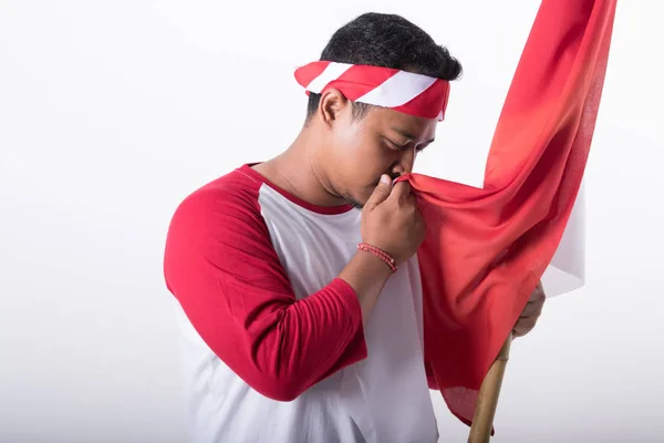 若いアジアのインドネシアの赤と白の旗をキス — ストック写真