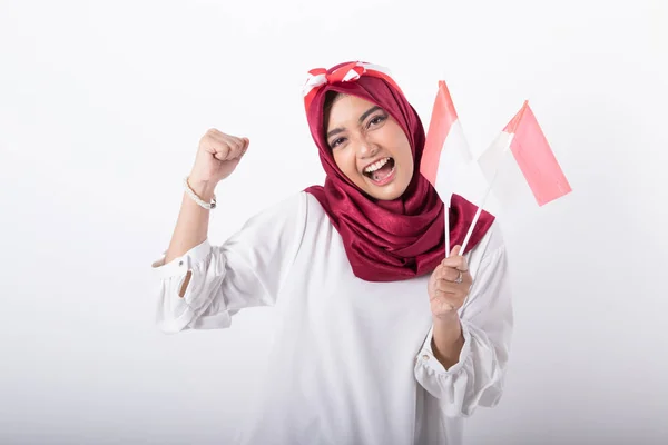 Endonezya bayrağı ile Müslüman kadın — Stok fotoğraf