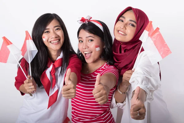 Wanita indonesia dengan bendera merayakan hari kemerdekaan — Stok Foto