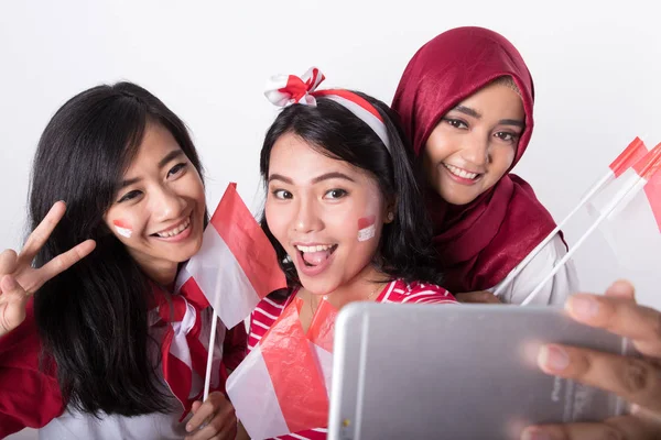 Wanita merayakan hari kemerdekaan indonesia — Stok Foto