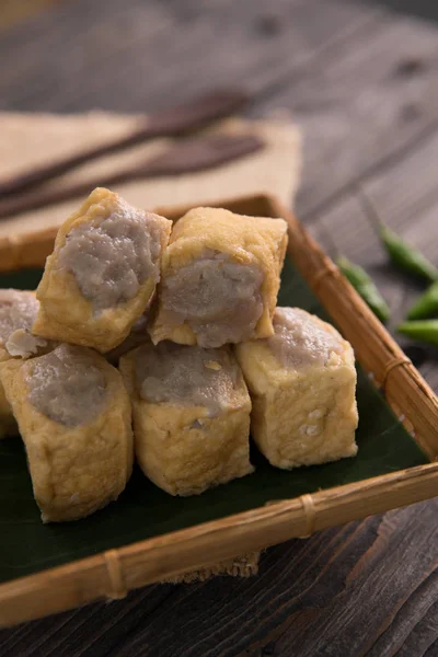 Tradisional indonesia hidangan tahu bakso — Stok Foto