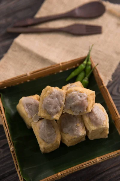 Traditionele Indonesische gerechten Tahu bakso — Stockfoto