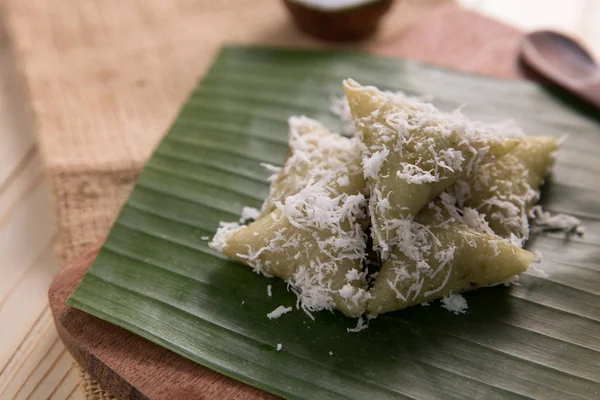 Pyszne lupis tradycyjnych indonezyjskich kulinarne — Zdjęcie stockowe