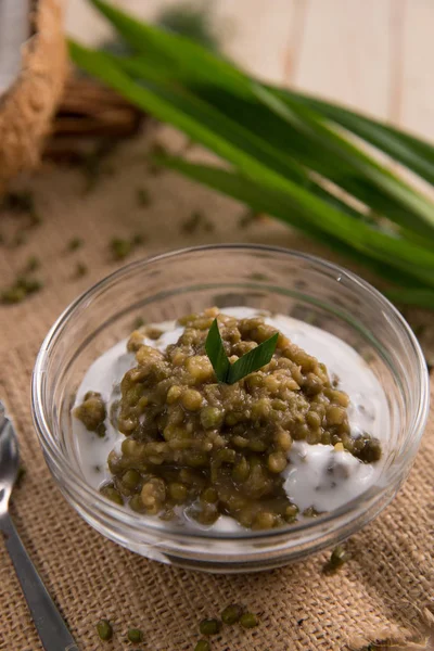 Bubur kacang hijau или каша из фасоли — стоковое фото
