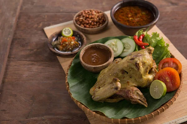 Indonesia kuliner tradisional ayam betutu — Stok Foto
