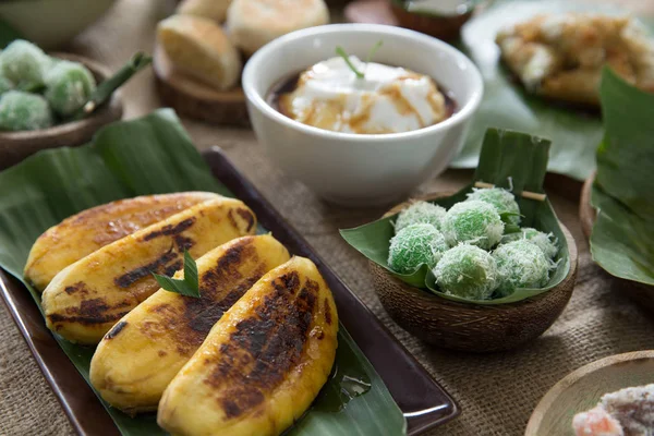 Różnych Indonezyjski Przysmak Klepon Lupis Inne Tradycyjne Jedzenie — Zdjęcie stockowe