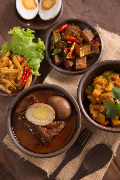 Indonezyjski lub Jawajski tradycyjne jedzenie — Zdjęcie stockowe