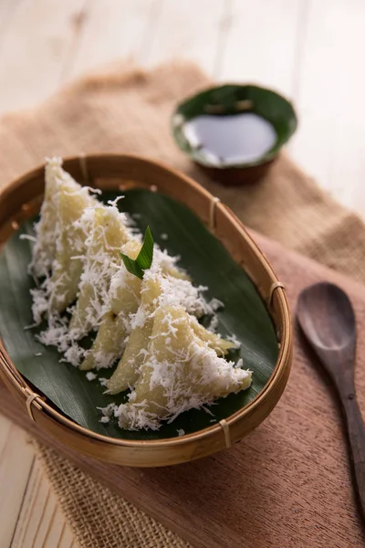 Zachwycający Tradycyjny Indonezyjski Lupis Kulinarne Tradycyjne Słodkie Ciasto Wykonane Glutinous — Zdjęcie stockowe