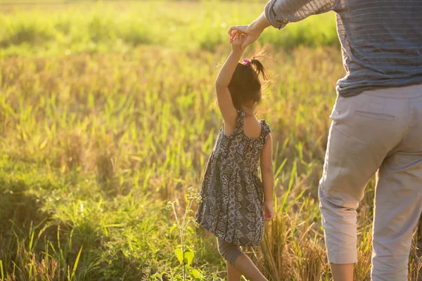 Mamma e bambino esplorare la natura — Foto Stock