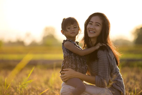 Se těší venkovní s maminkou — Stock fotografie