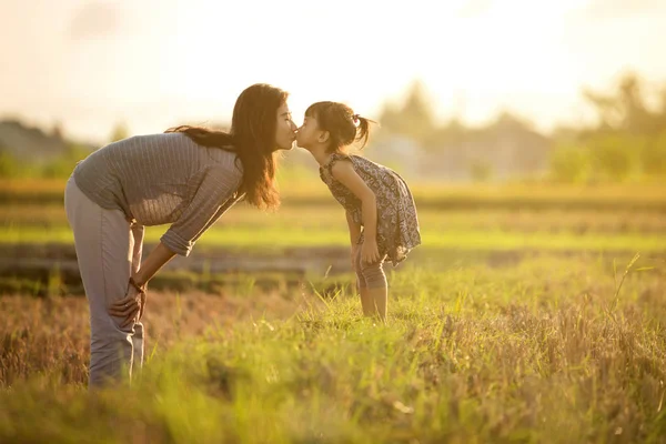 Mutter und Tochter küssen sich auf dem Feld — Stockfoto