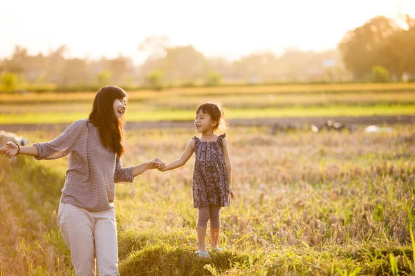 お母さんと子供は自然を探索 — ストック写真