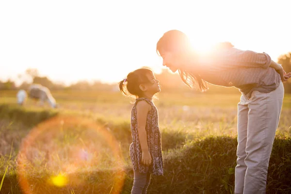 Mamma och dotter i vacker solnedgång natur — Stockfoto