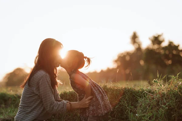 Madre e hija besándose en el campo — Foto de Stock