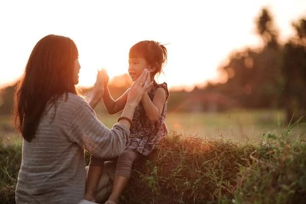 Desfrutar ao ar livre com a mãe — Fotografia de Stock