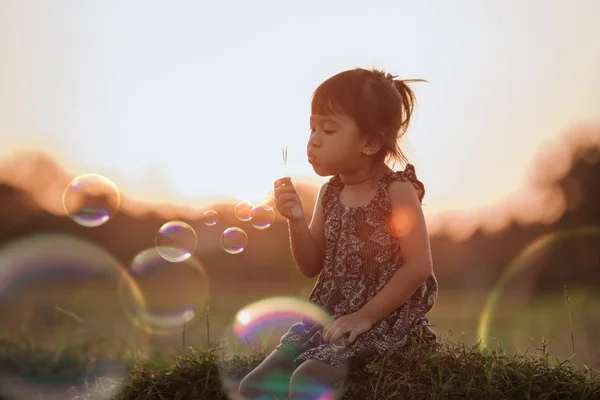 Poco asiático chica jugando con jabón burbuja —  Fotos de Stock